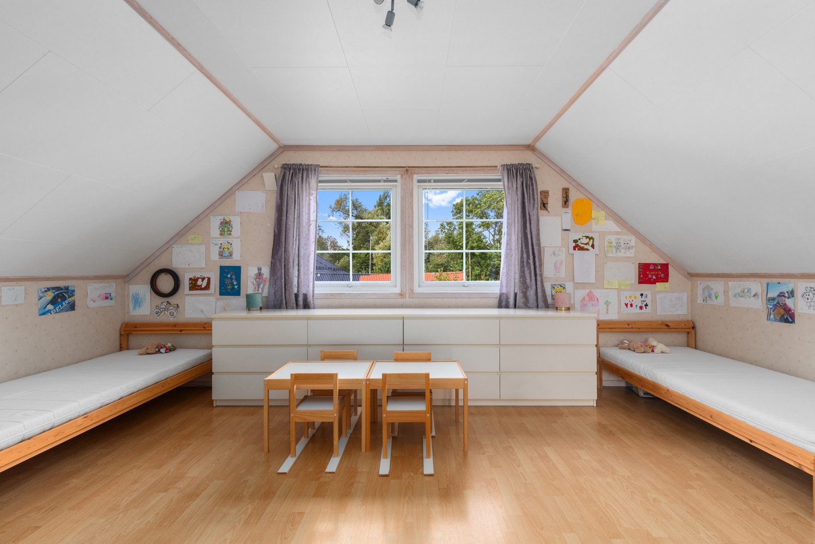 Romslig soverom i 2.etasje med gode vindusflater. Galleribilde