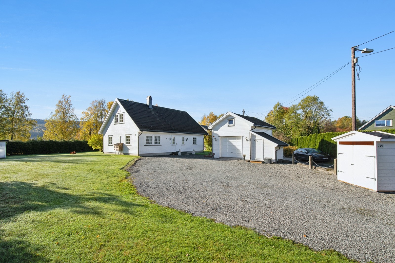 Romslig gårdsplass. Galleribilde