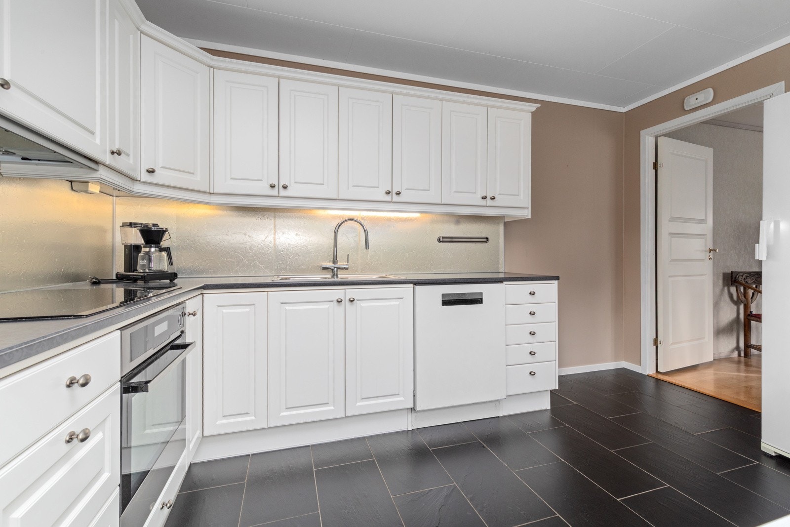 Kjøkkenet kan by på bra med bank og skapplass. Galleribilde