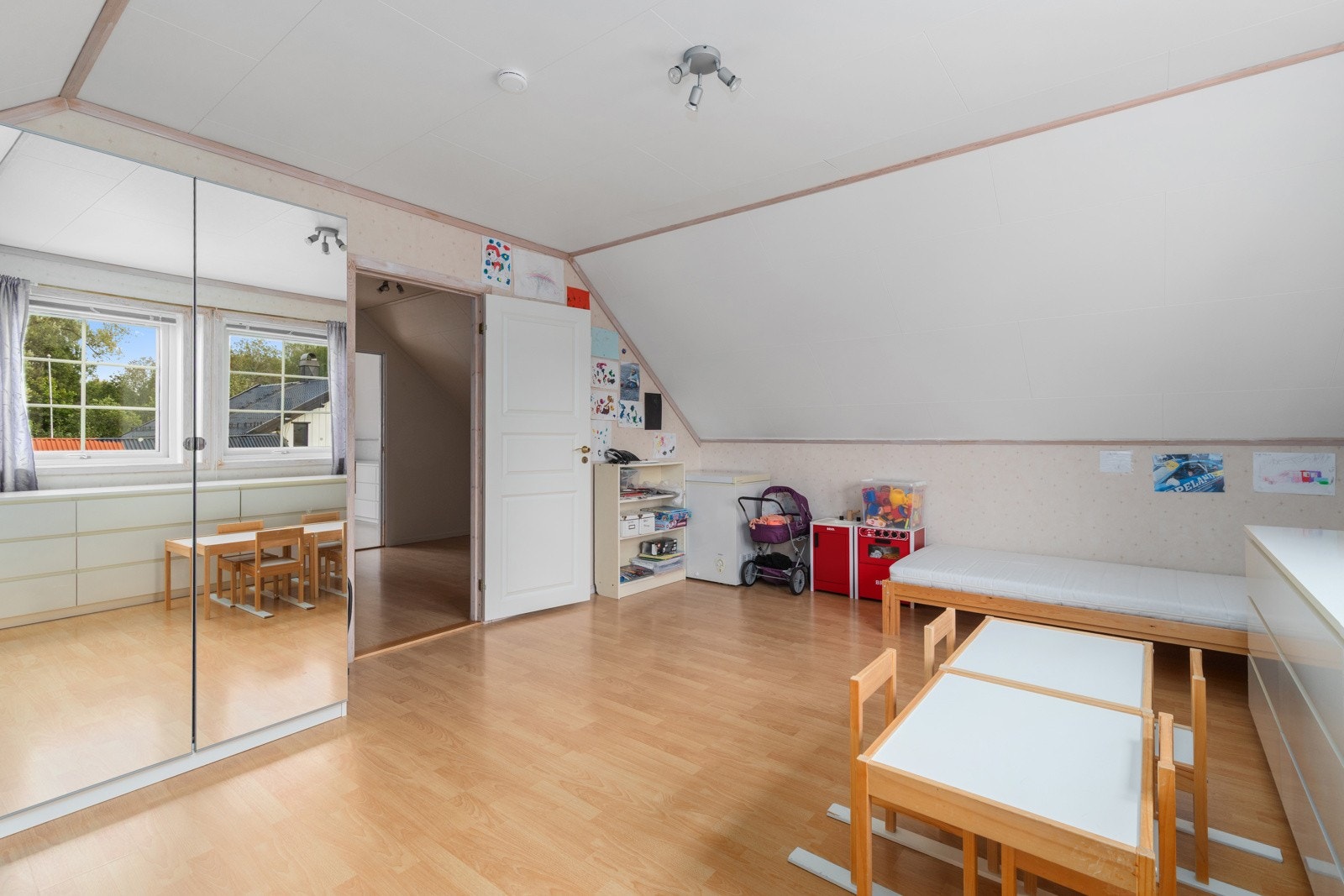 godt med oppbevarings muligheter i garderobeskap. Galleribilde