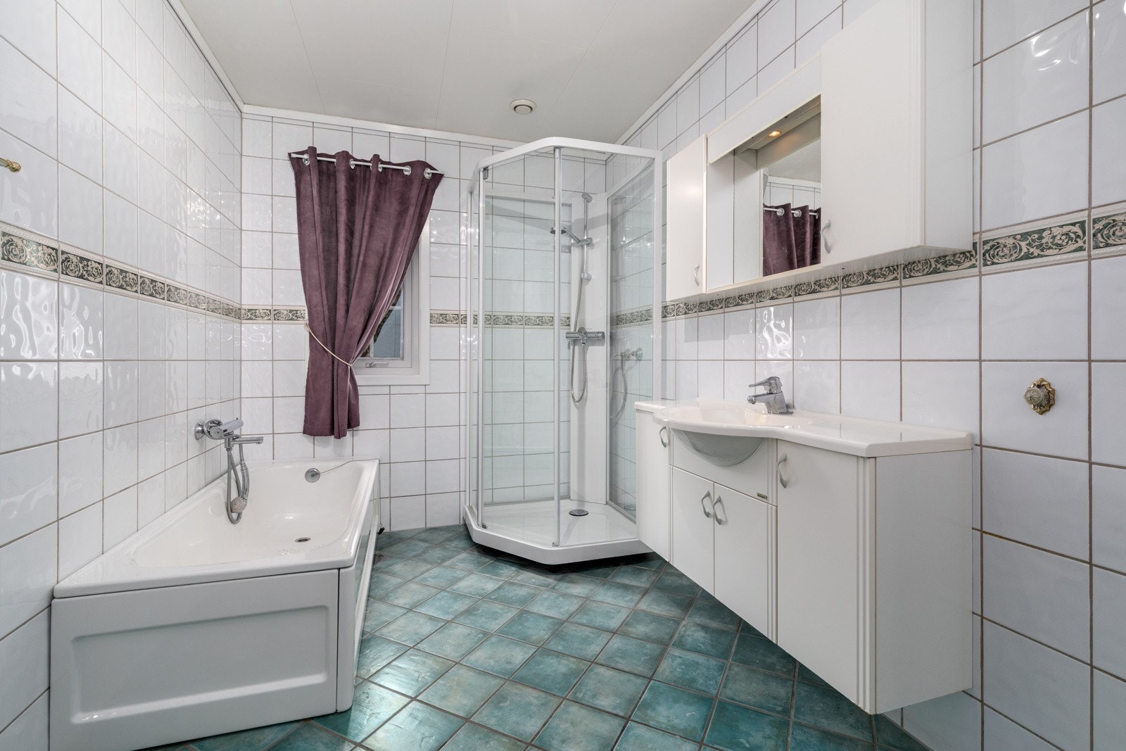 Badet er flislagt og har varme i gulv. Galleribilde