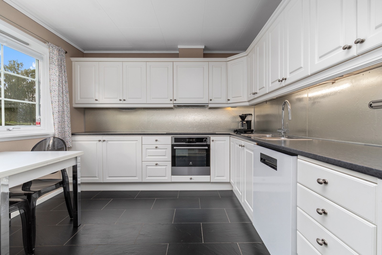 Lyst og romslig kjøkken med adkomst fra stue. Galleribilde