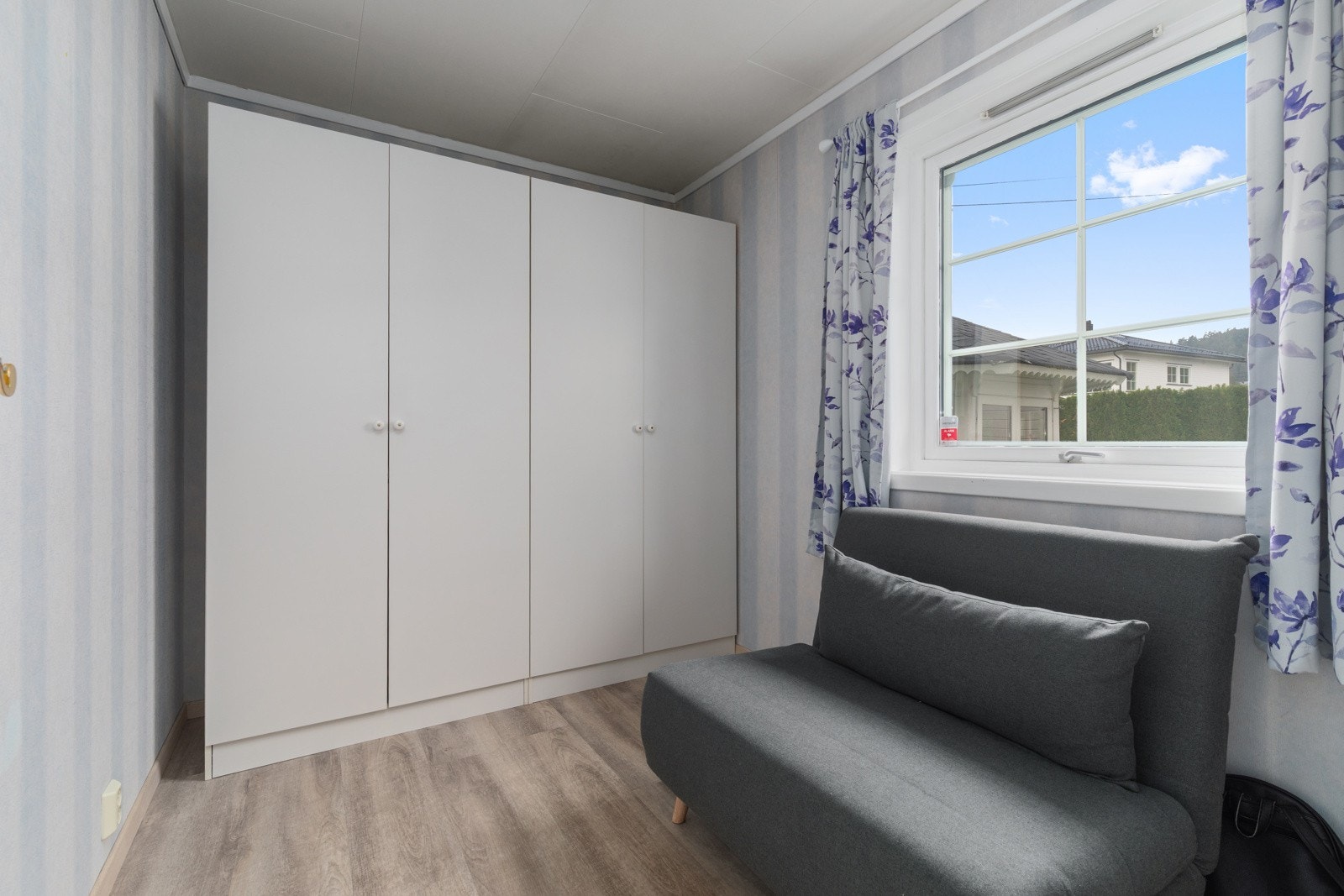 Boligens første soverom befinner seg i 1.etasje. Rommet har plass til seng og oppbevaring i garderobeskap. Galleribilde