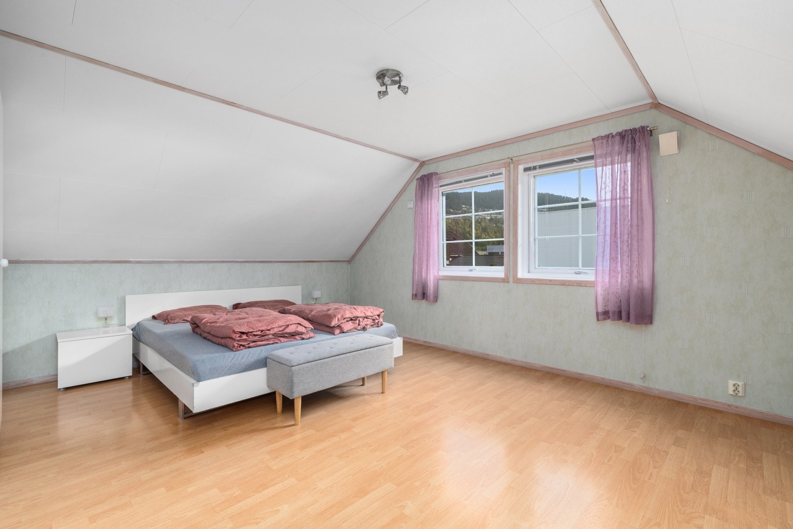 Soverommene i 2.etasje er svært romslig på ca 20kvm. Galleribilde