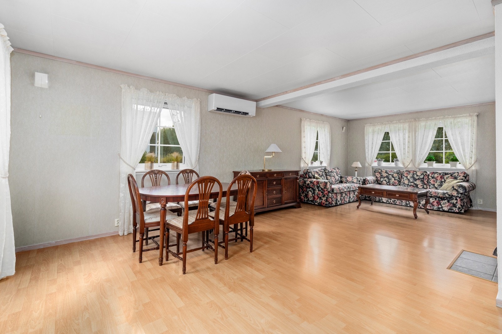 Her er det plass til en sofagruppe, samt spisegruppe. Galleribilde