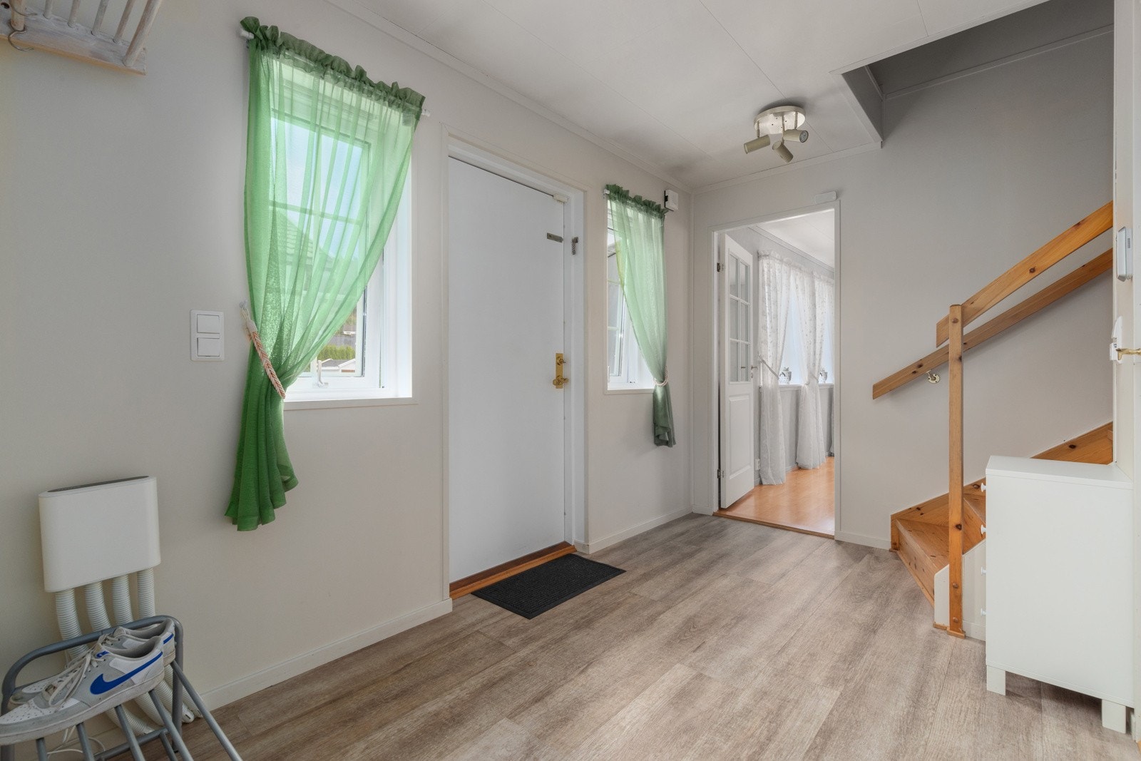 Her blir du ønsket velkommen i en romslig entré med god plass til å henge fra deg yttertøy og sette fra deg sko. Galleribilde