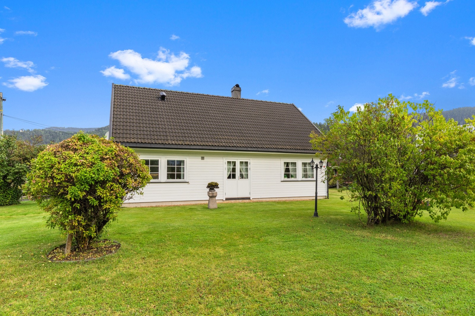 Svært romslig og solrik hage. Galleribilde