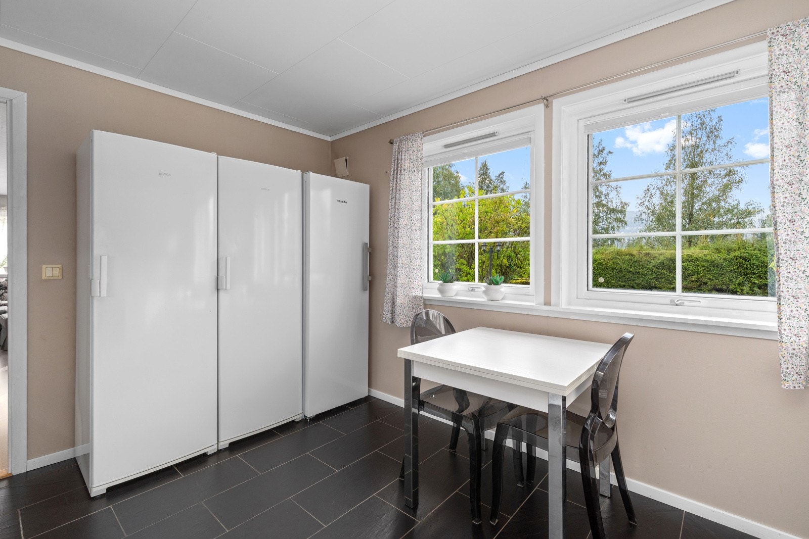 Kjøkkenet er i dag utstyrt med kjøleskap, fryseskap, oppvaskmaskin, induksjonstopp og stekeovn. Galleribilde