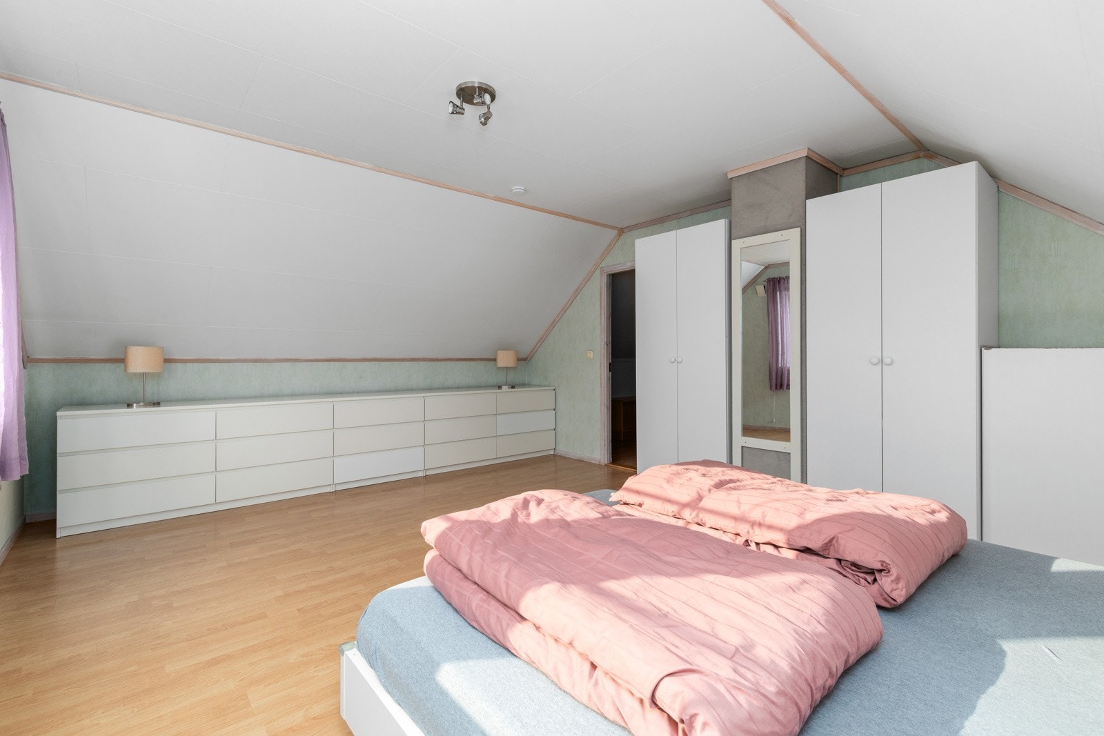 Slik rommene er i dag er det god plass til dobbelseng, nattbord og tilhørende møblement. Galleribilde