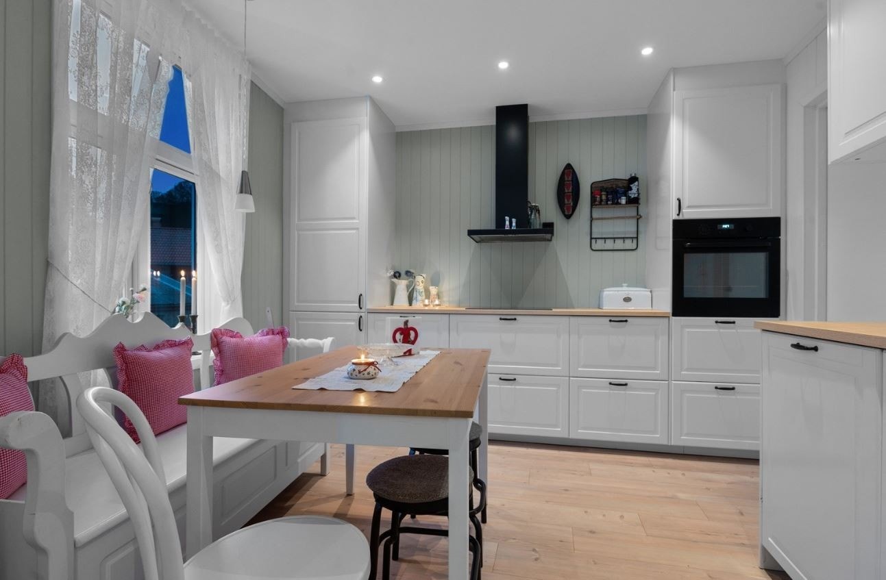 Kjøkken med nødvendige hvitevarer Galleribilde