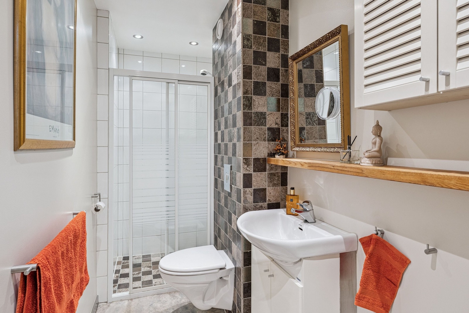 Bad med dusj i 1. etasje Galleribilde