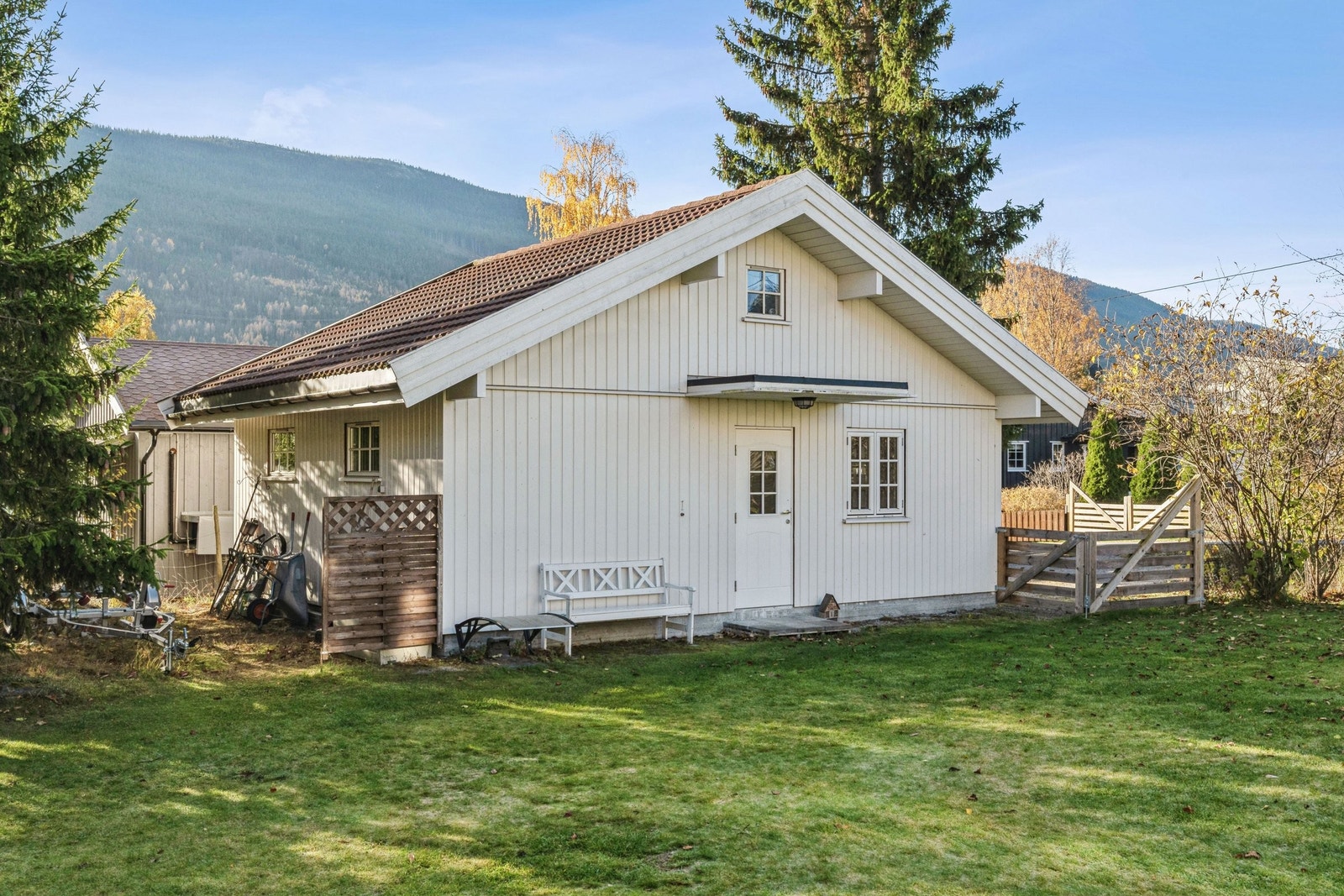 Isolert uthus i 2 etasjer m. elektrisk garasjeport og dør Galleribilde