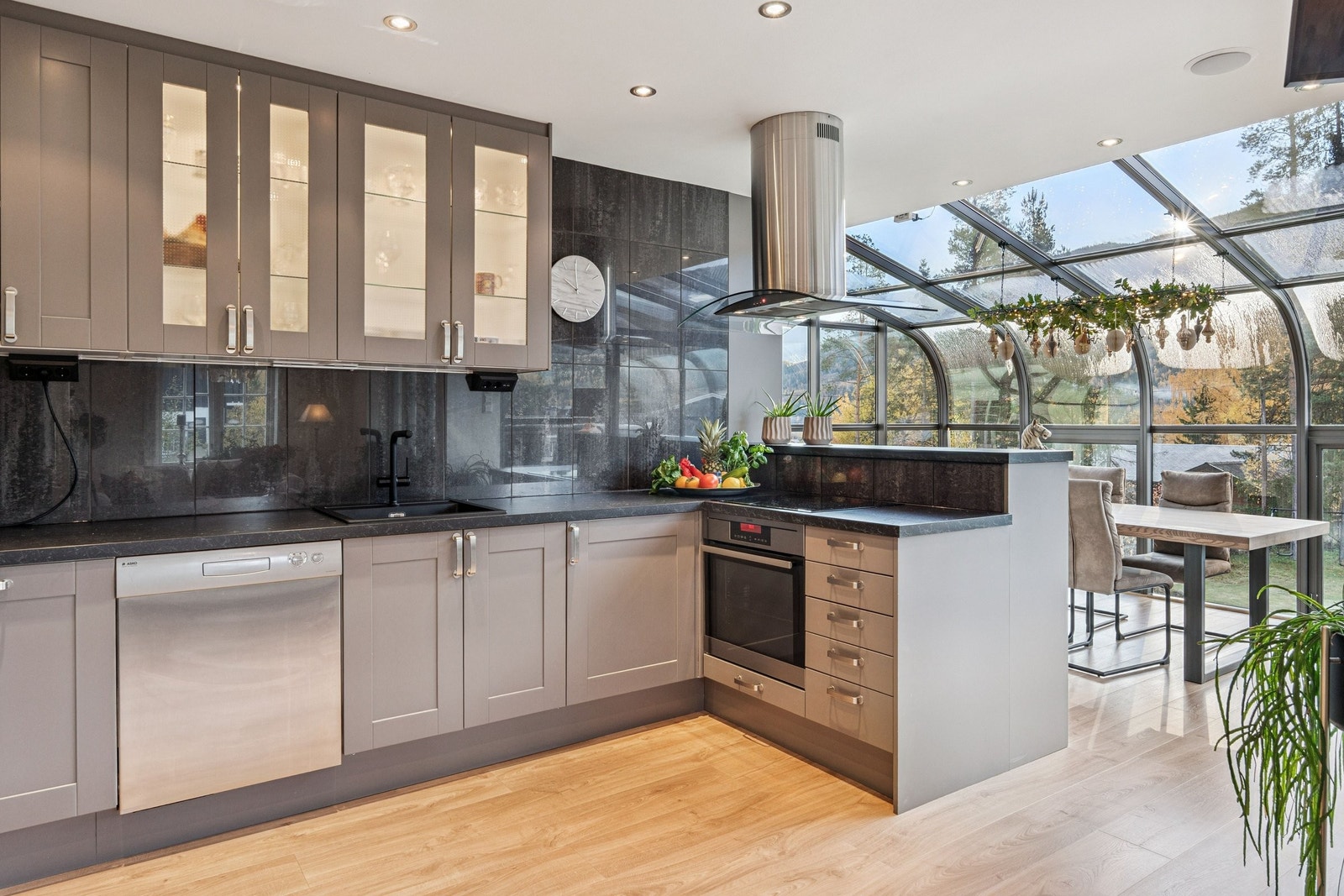 Åpent kjøkken mot stue og vinterhage i 1.etasje Galleribilde