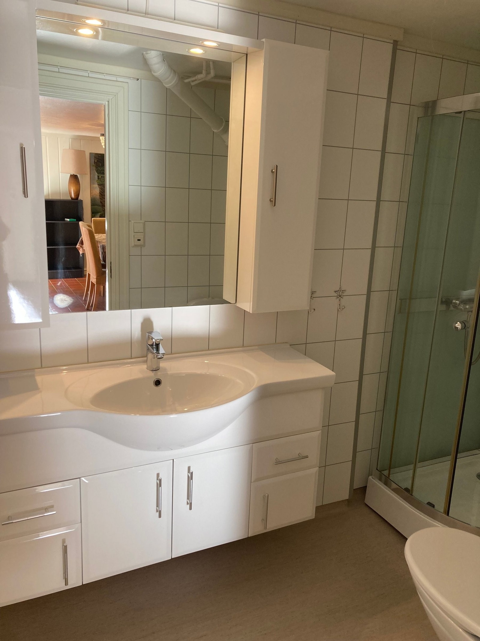 Badet i underetasje. Dusjkabinett. Galleribilde