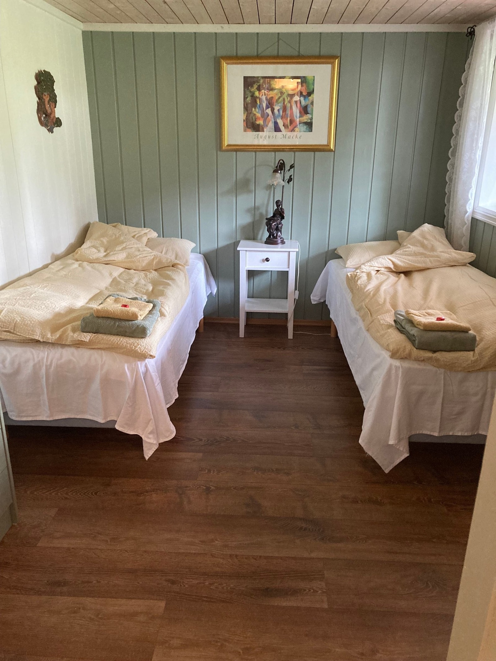 Rom 1. Alle møbler kan følge med v salg, også lamper og bilder Galleribilde