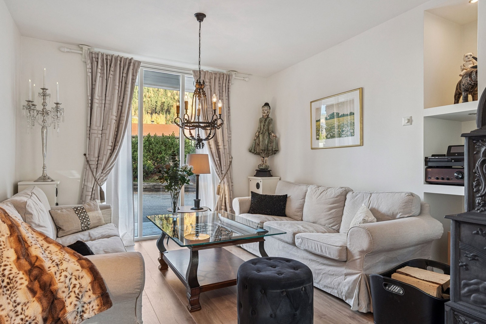 Koselig stue med mange muligheter for møblering Galleribilde