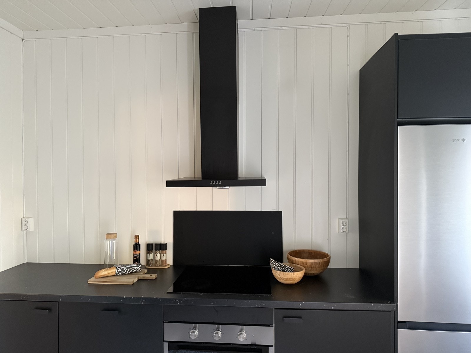 Stilig kjøkken med integrerte hvitevarer Galleribilde