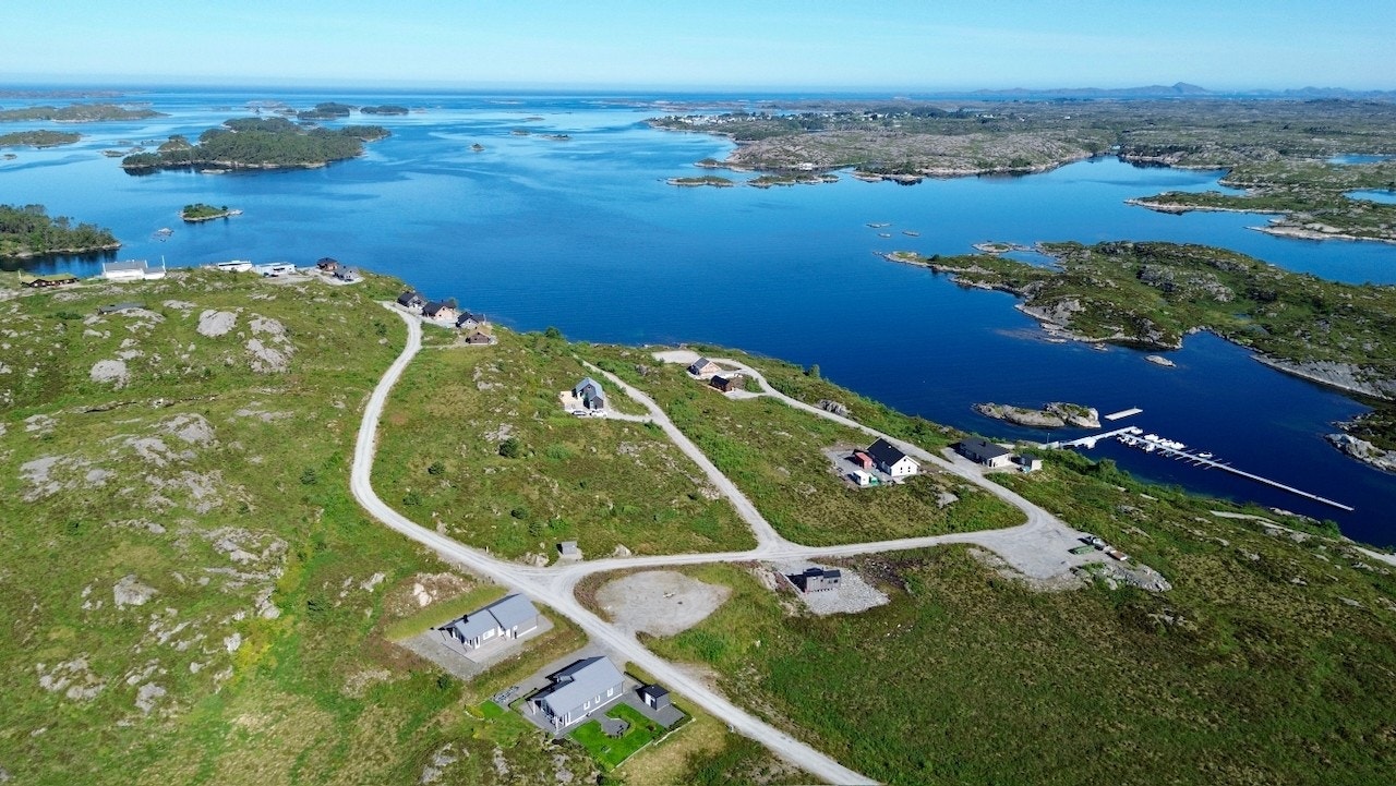 Det er lagt vann/avløp og strøm til tomtegrensen.
Veiene i feltet er gruset. Galleribilde