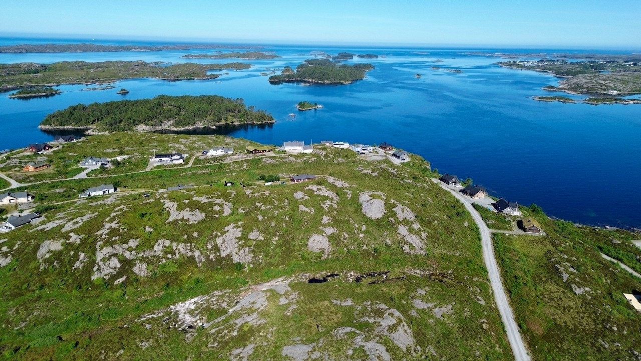 Fiske kan foregå innaskjærs, eller en kort båttur til havfiske. Galleribilde