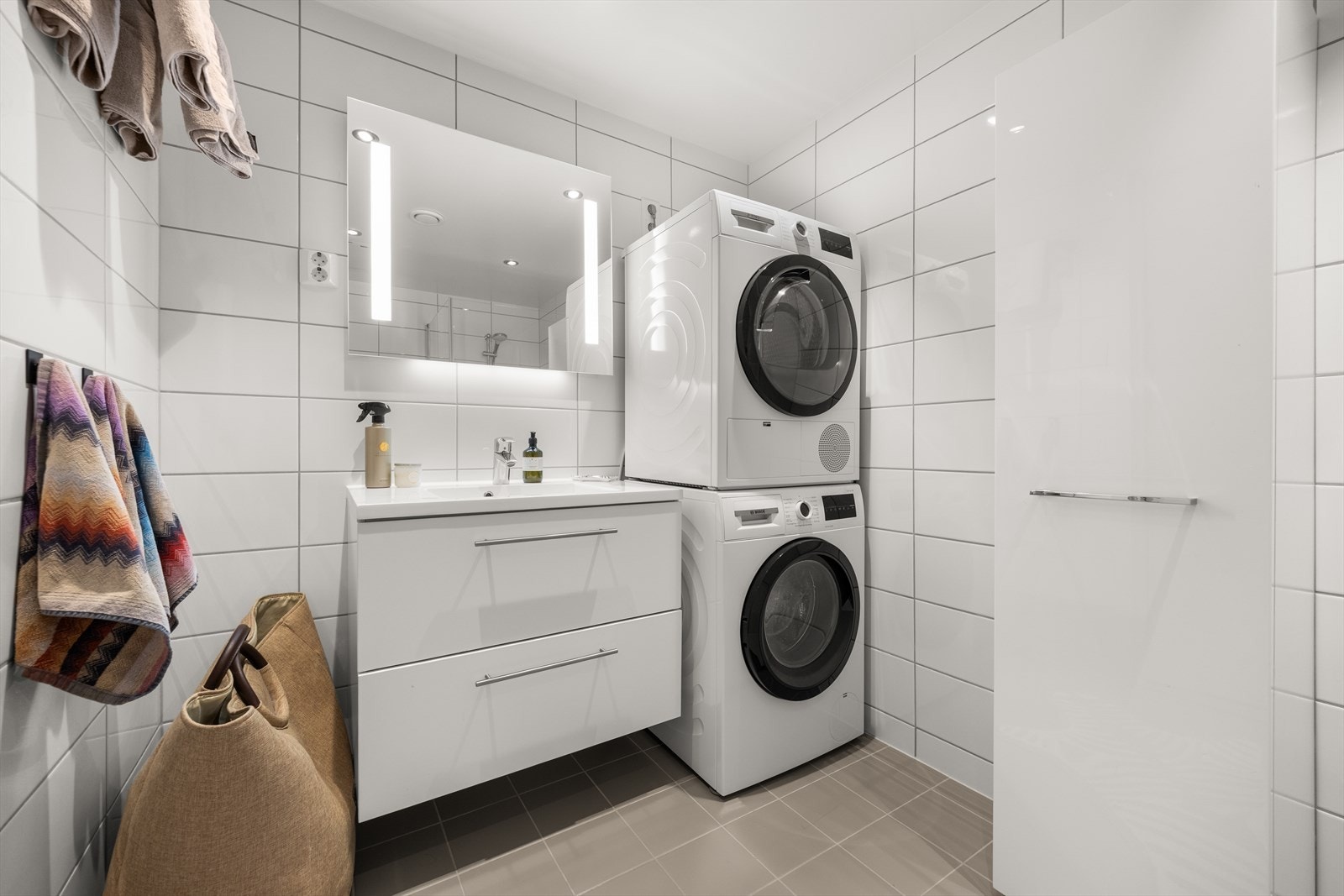 Delikat flislagt bad med downlights og elektriske varmekabler Galleribilde