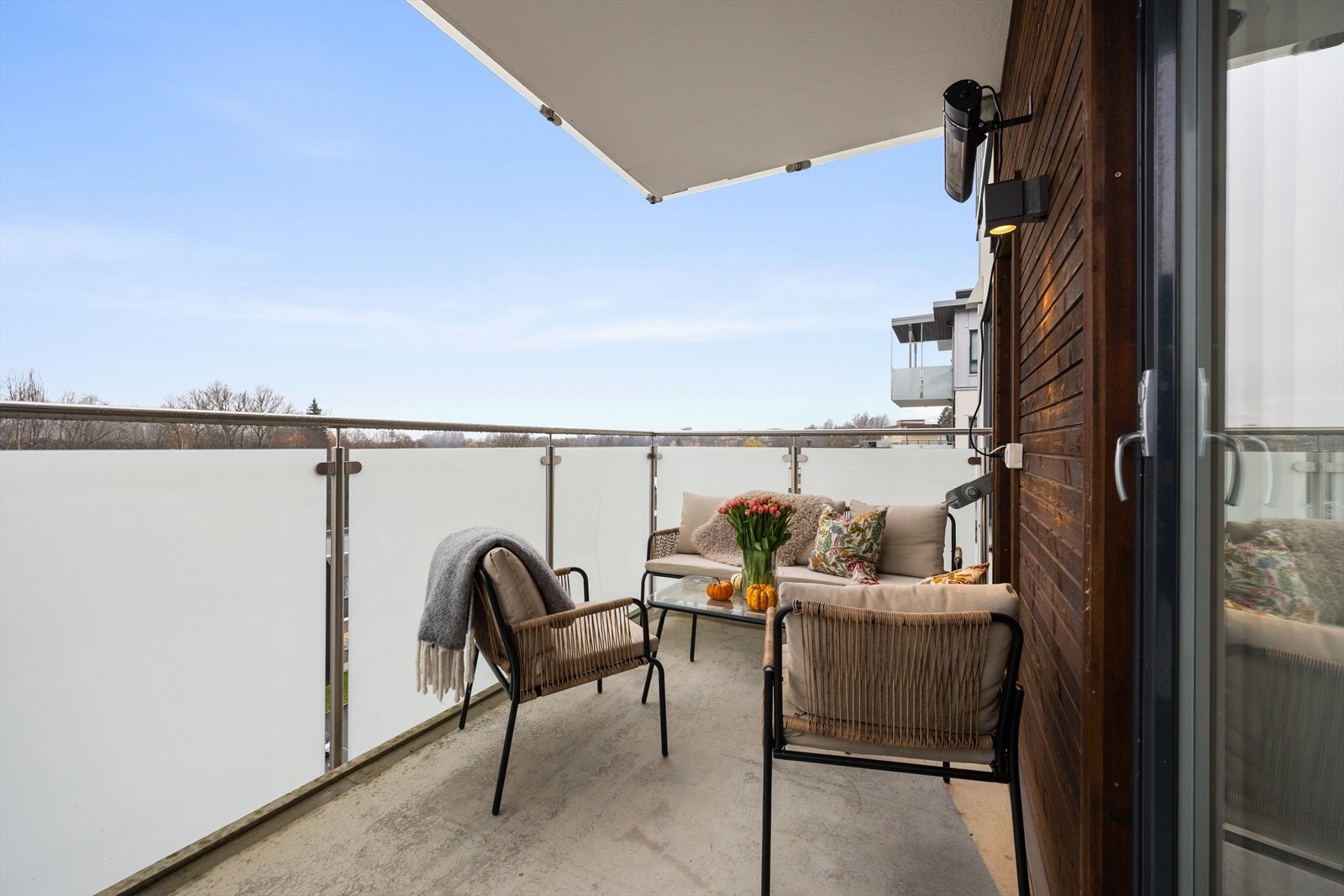 Her sitter du høyt og usjenert, og kan nyte gode solforhold Galleribilde