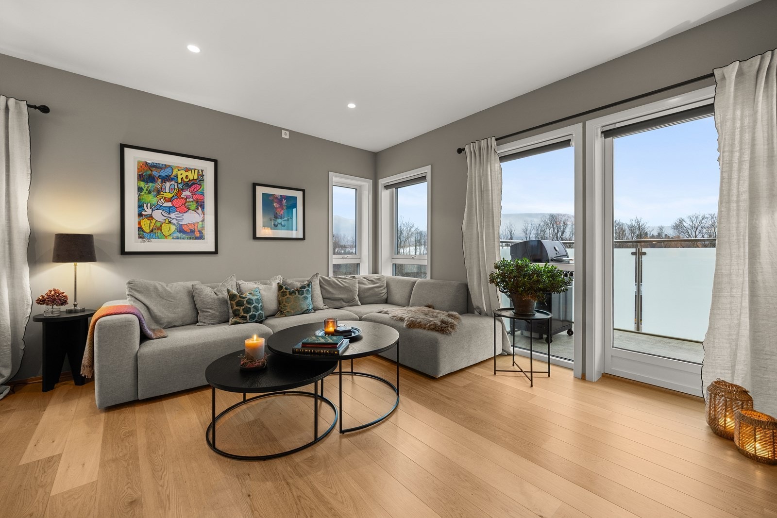 Fra stuen er det utgang til veranda Galleribilde