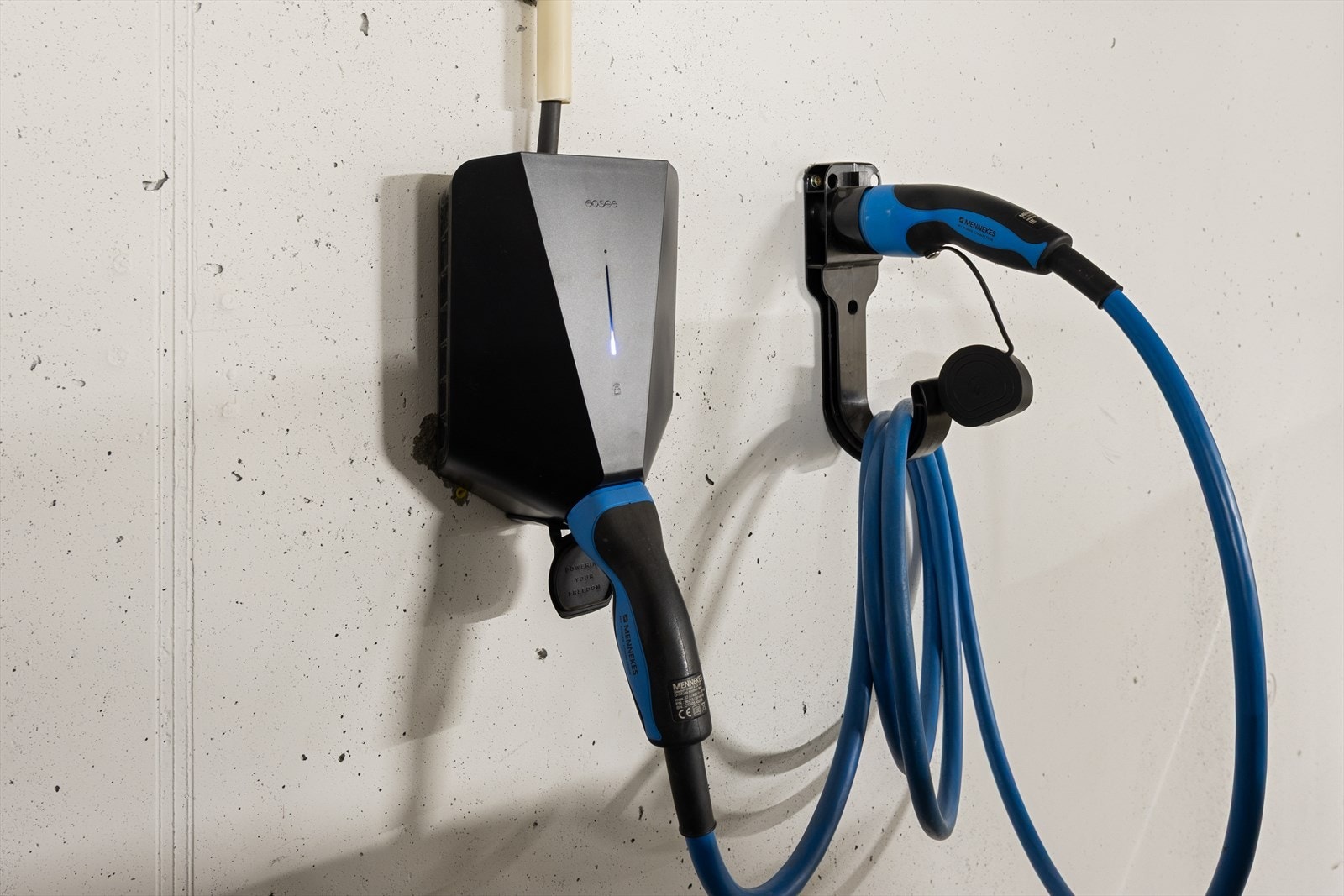 Garasjeplassen har elbillader som medfølger salget (forbruk faktureres separat) Galleribilde