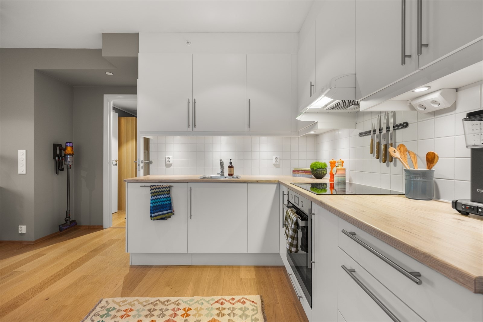 Fra hall kommer man inn til åpen stue-/kjøkkenløsning Galleribilde