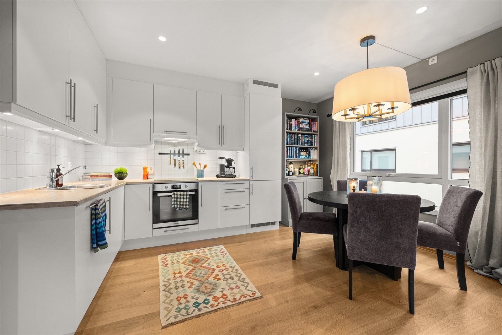 I tilknytning til kjøkken er det naturlig plass for spisegruppe Galleribilde