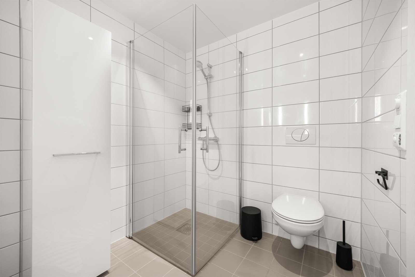 Badet er stilrent med praktisk planløsning Galleribilde