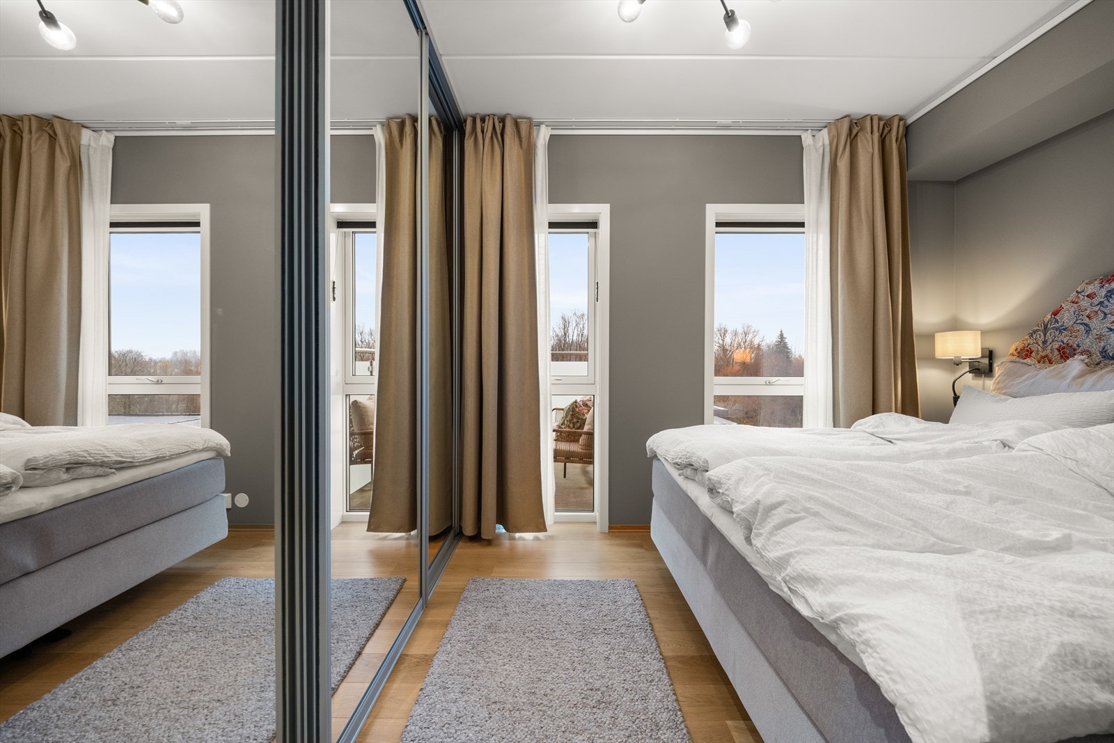 Praktisk skyvedørsgarderobe med speilfronter gir rikt med klesoppbevaring Galleribilde