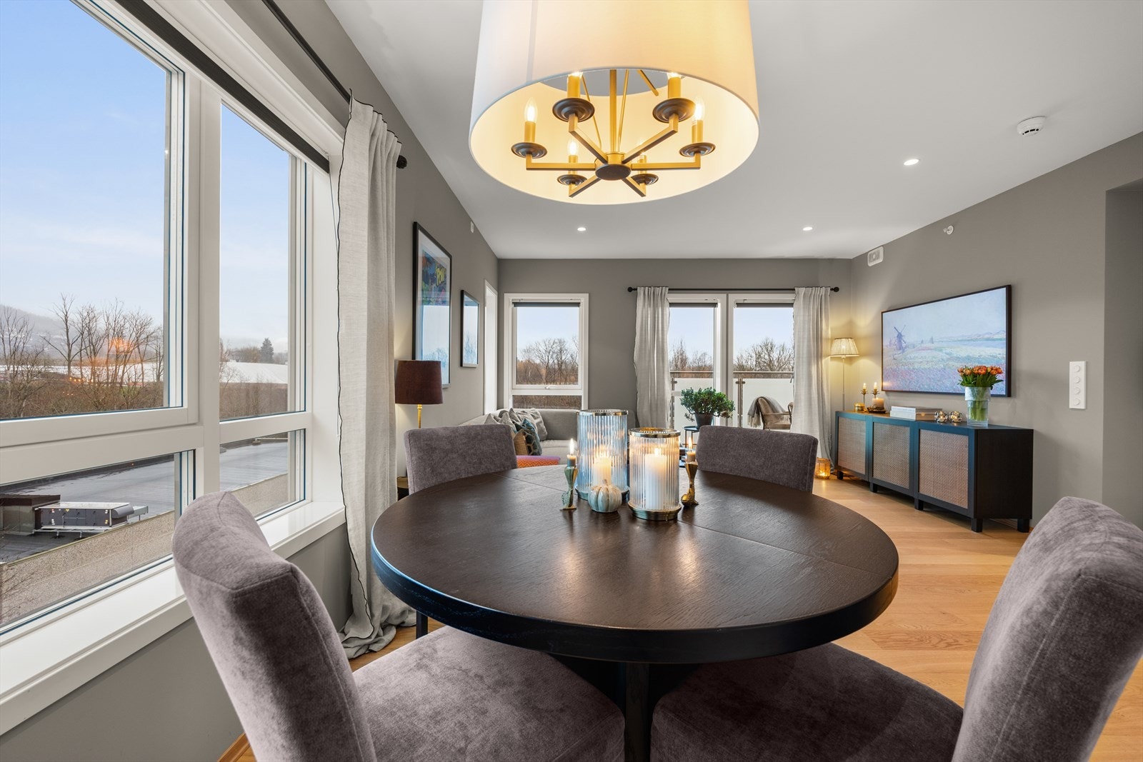 Leiligheten oppvarmes av fjernvarme i gulv som er inkludert i felleskostnadene Galleribilde