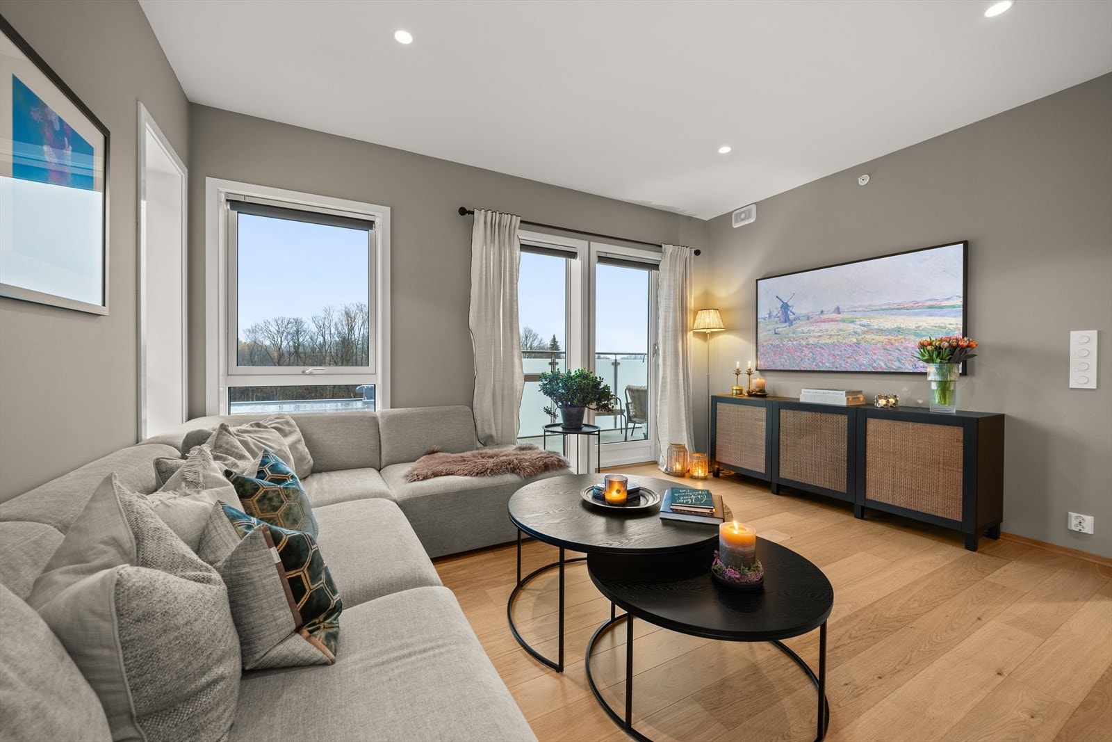 Rommet har naturlig møblering for hyggelig sofagruppe med tilhørende tv-møblement Galleribilde