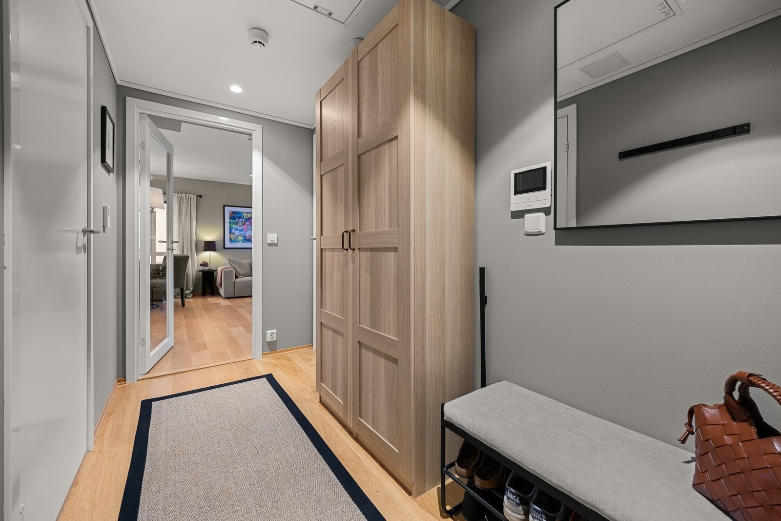 Lys og fin hall med god plass for å henge fra seg Galleribilde