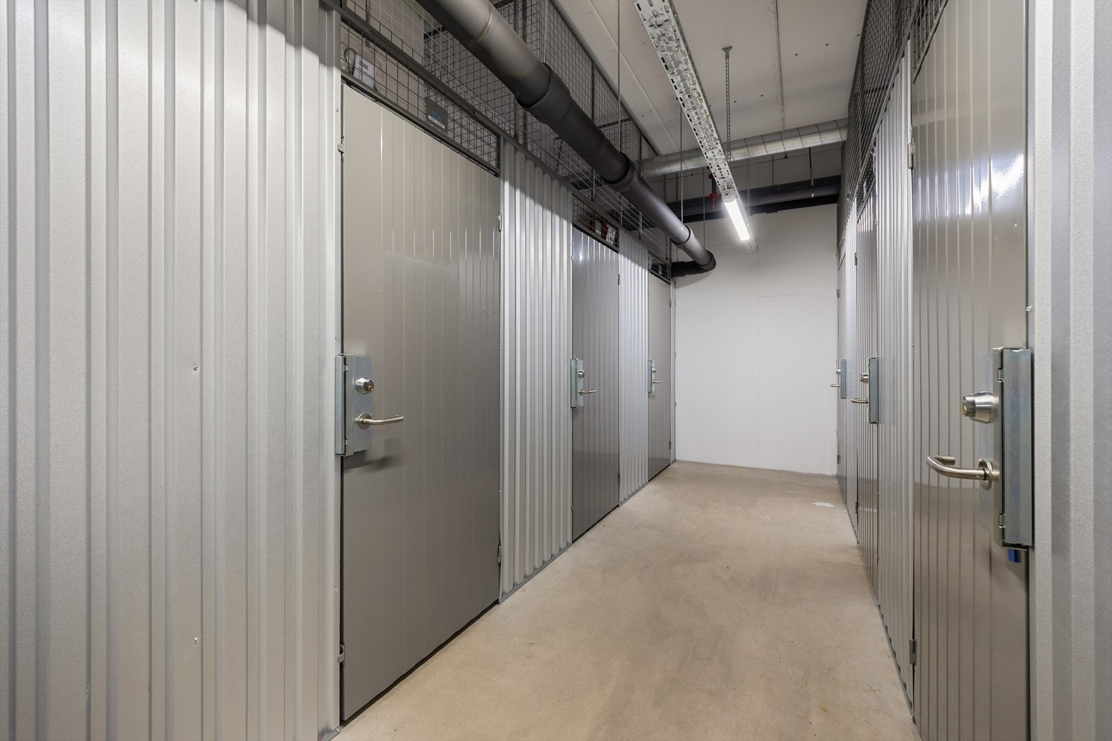 Det medfølger en sportsbod i kjeller Galleribilde