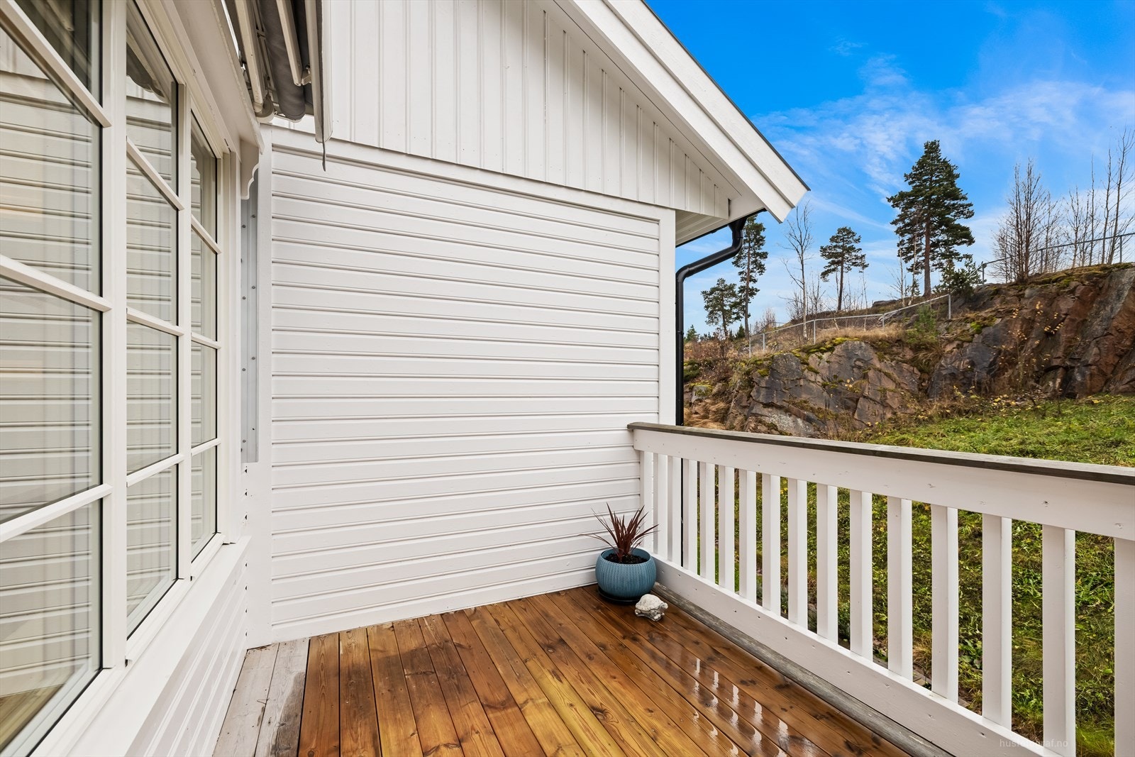 Direkte utgang til en hyggelig balkong med god plass til utemøblement og grill. Galleribilde