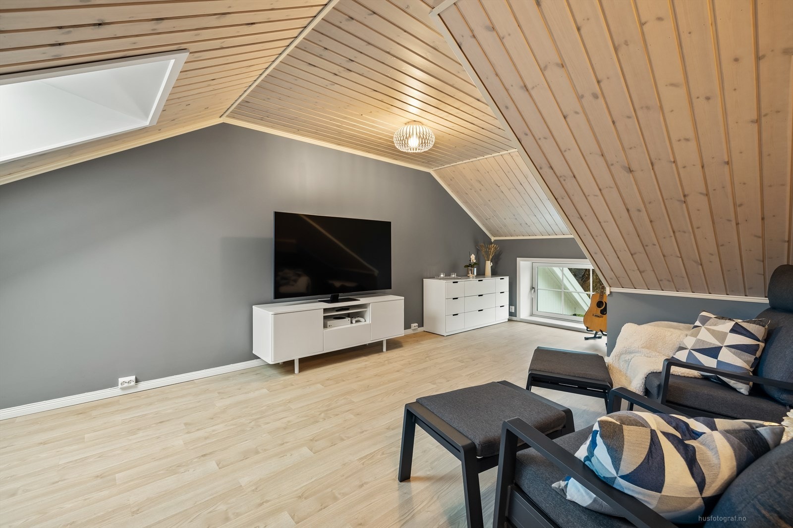 Det er innredet en hyggelig tv-stue i loftsetasjen med plass til f.eks sofakrok, underholdningsavdeling og kontorpult. Galleribilde