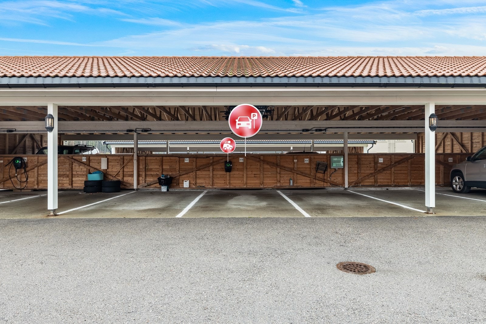 Boligen disponerer en biloppstillingsplass i carport i rekke. Det er installert elbil lader i carporten. Galleribilde