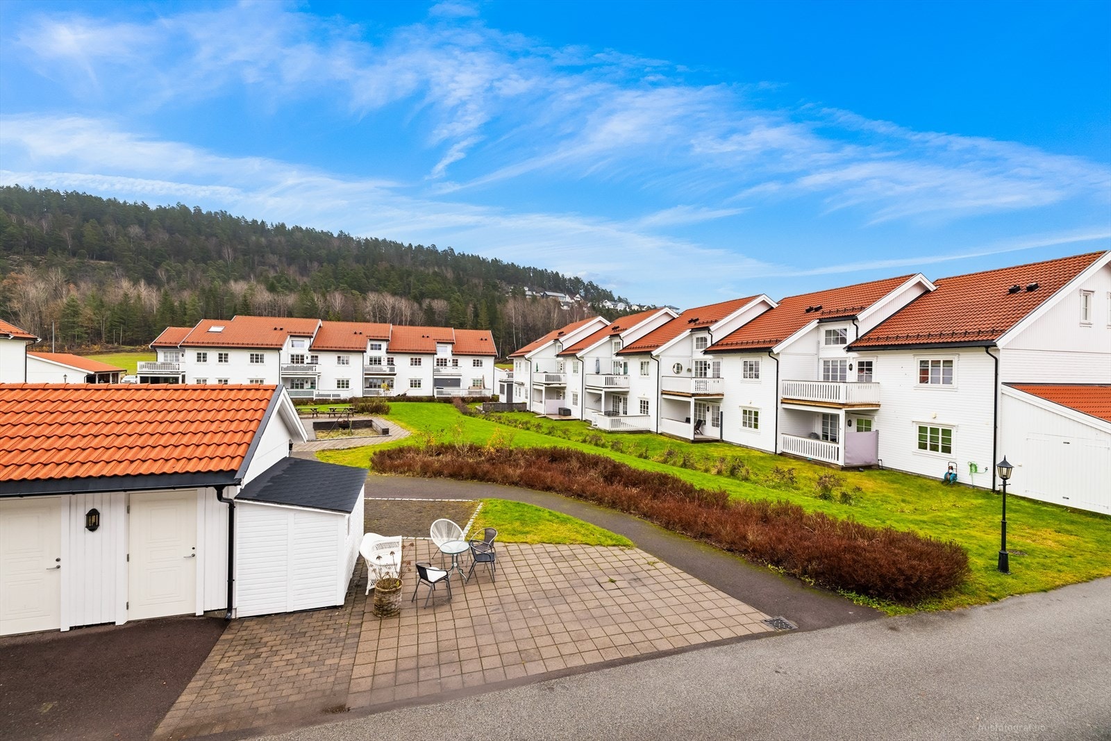 Fellesområder er opparbeidet og velholdt med gangstier, parkeringsplasser og felles uteareal. Galleribilde