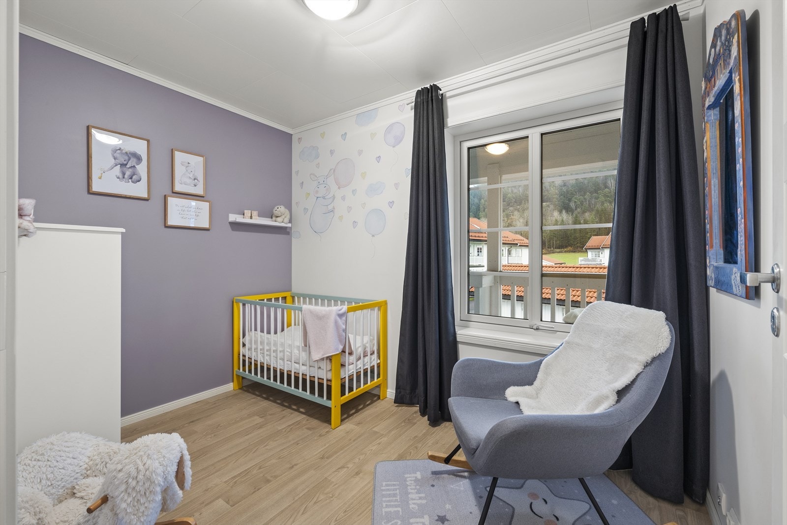 Soverommene i 2.etasje er malt i tidløse fargetoner og har god plass til seng, kontorpult og garderobeløsning. Galleribilde