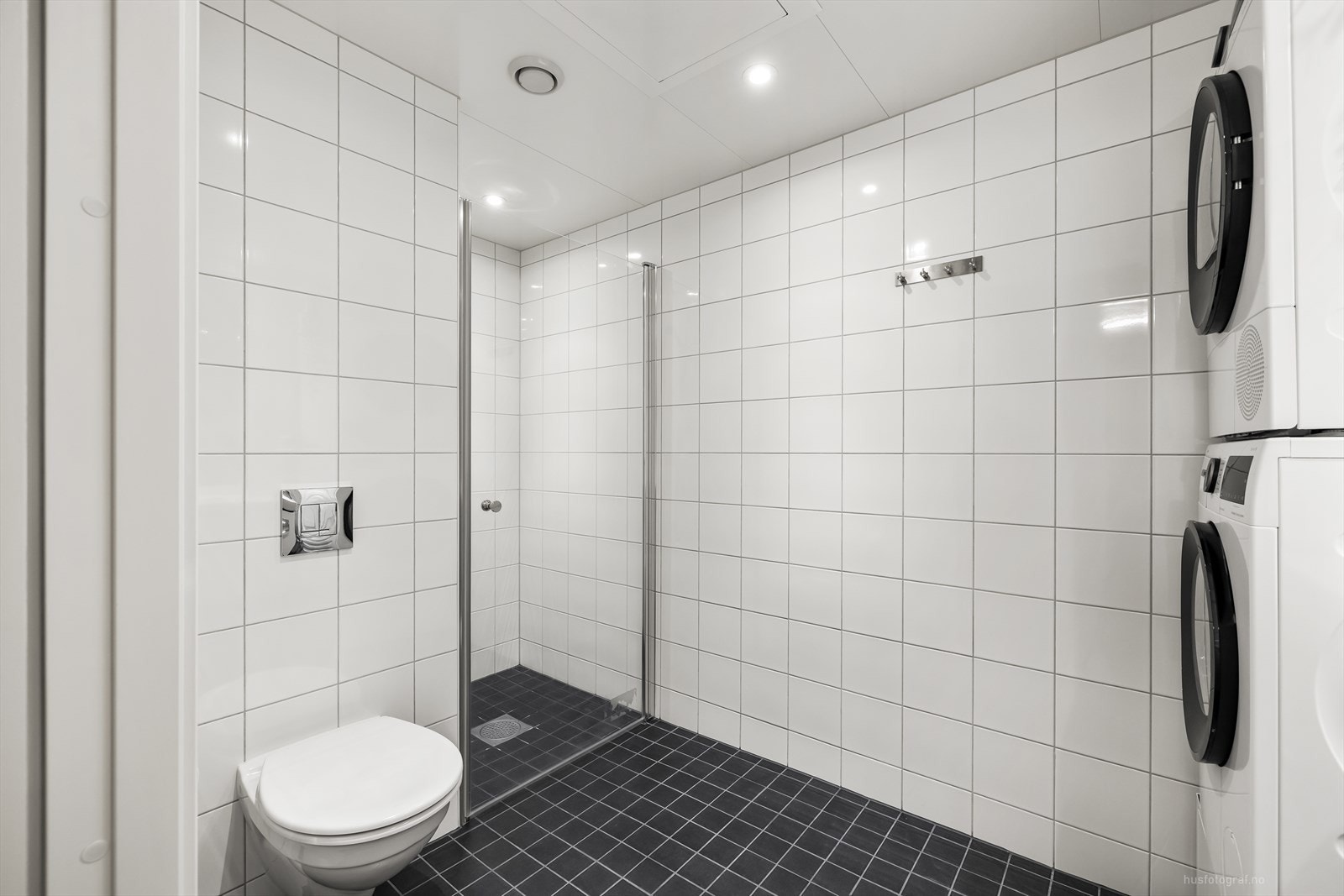 Innredningen består av nedfelt servant med rom for oppbevaring, speil, toalett, dusjnisje med dusjdør og opplegg for vaskemaskin og tørketrommel. Galleribilde