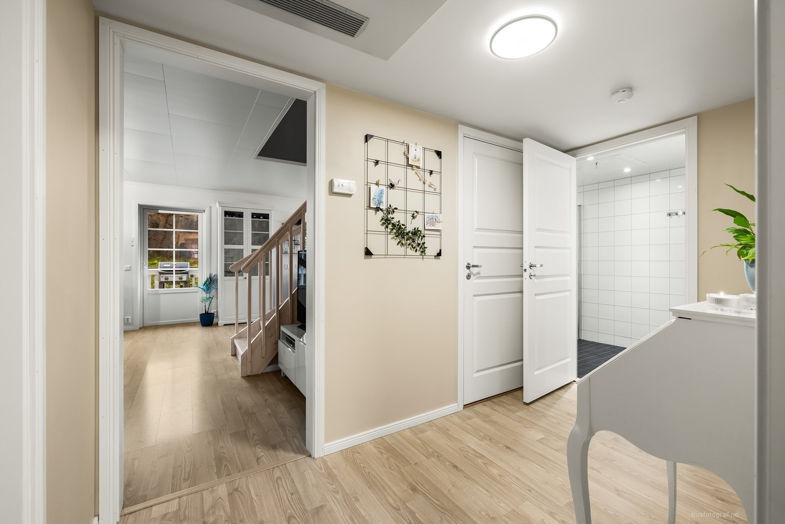 Videre inn har man tilgang på boligen stue og kjøkken. Galleribilde