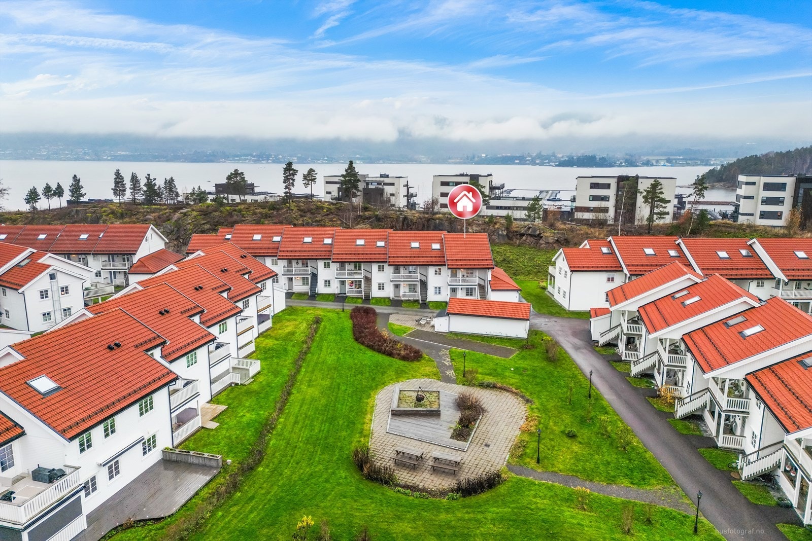 Umiddelbar nærhet til flotte turområder, sjøen med båthavn og badeplasser samtidig som det er nærhet til både barnehage, skole, dagligvare og bussholdeplass. Galleribilde