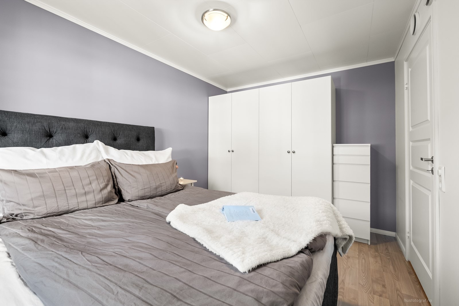 Godt med skapplass på soverommet. Galleribilde