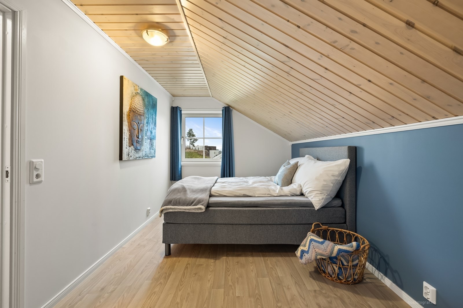 Soverom med fin plass til dobbeltseng. Galleribilde