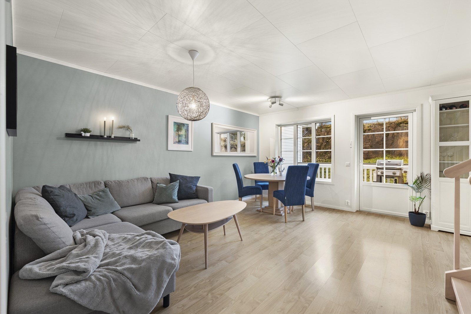 Boligen oppleves som lys og tidsriktig innredet men bærer samtidig et varmt og hyggelig preg. Galleribilde