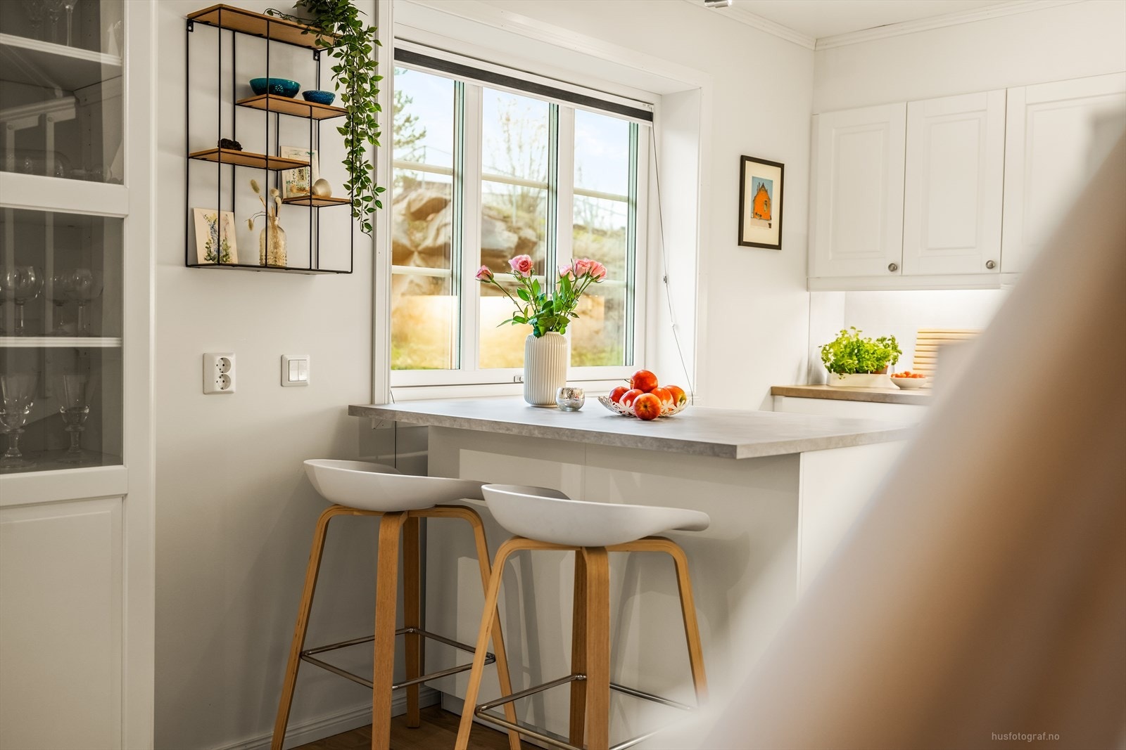 Kjøkkenet har en praktisk kjøkkenøy med barstoler. Galleribilde