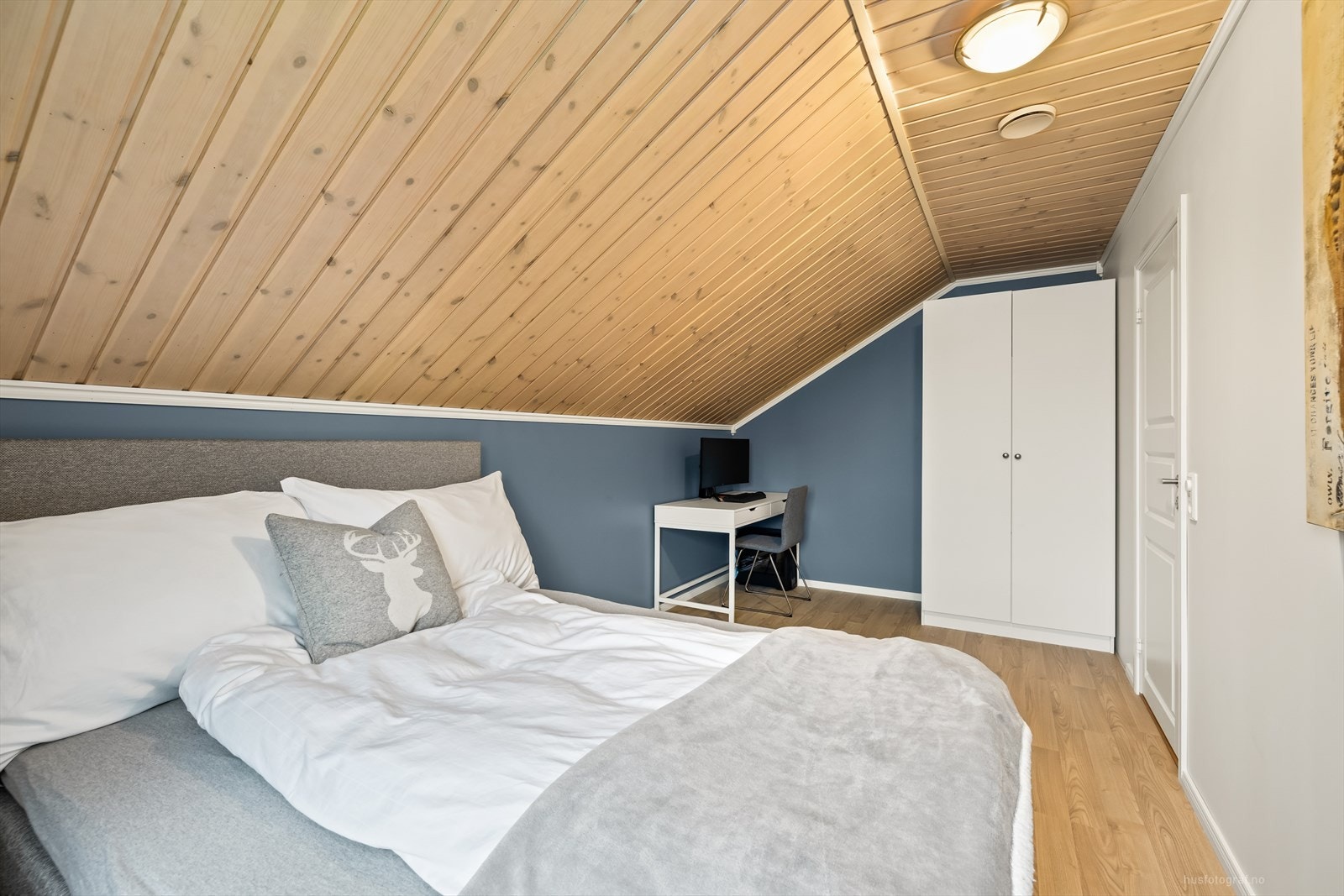 Soverommet har god plass til dobbeltseng med tilhørende nattbord og garderobeløsning. Galleribilde