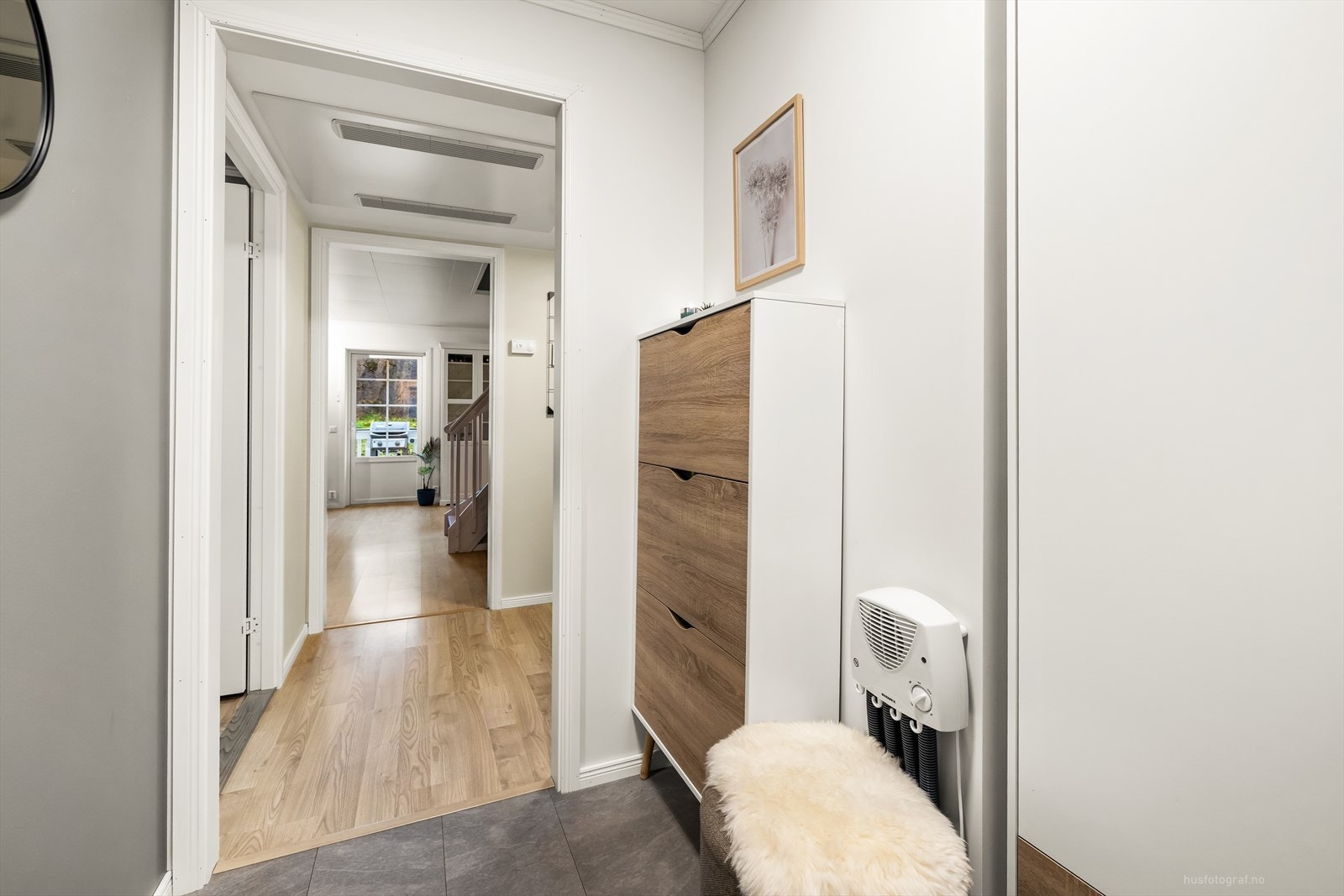 I entréen er det god plass til oppheng av yttertøy i garderobeskap og skoskap til å sette ifra seg sko. Galleribilde