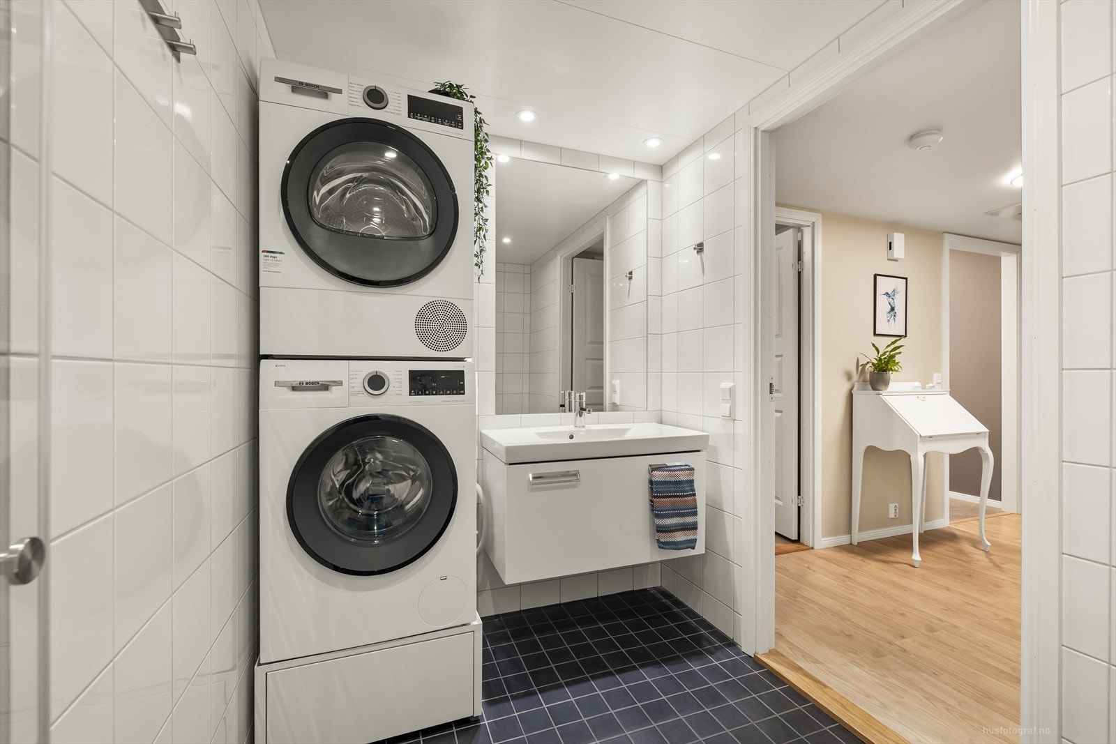 Badet i 2.etasje er flislagt og har varme i gulv. Galleribilde